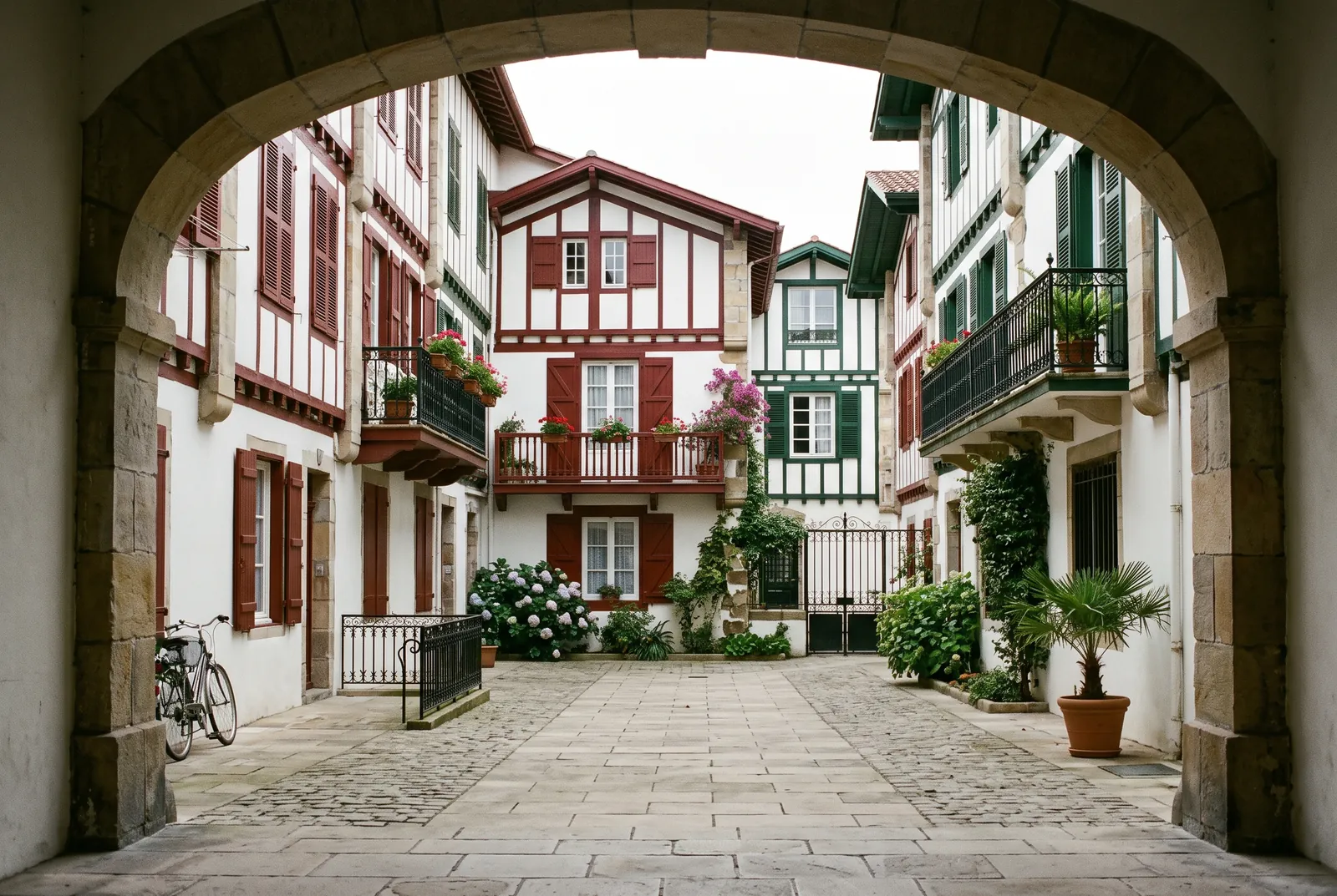 Cour intérieure d'un immeuble à Biarritz
